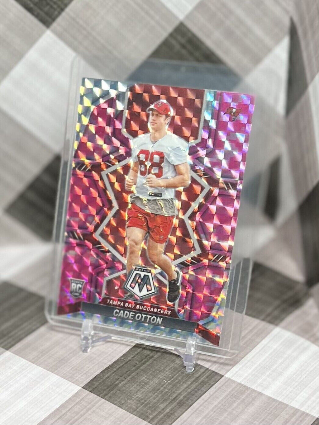 Cade Otton 2022 Mosaic NFL Camo Pink Prizm Rookie #361 - Tampa Bay Buccaneers RC