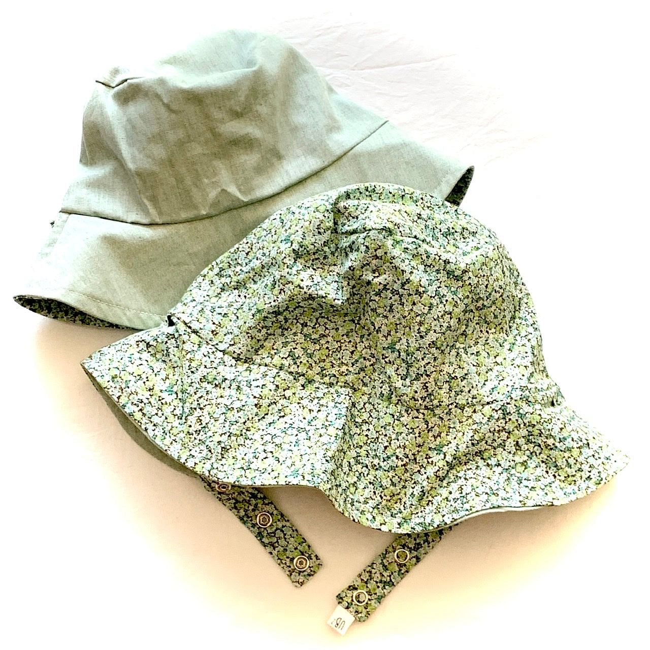 Bucket hat in Emerald Roses