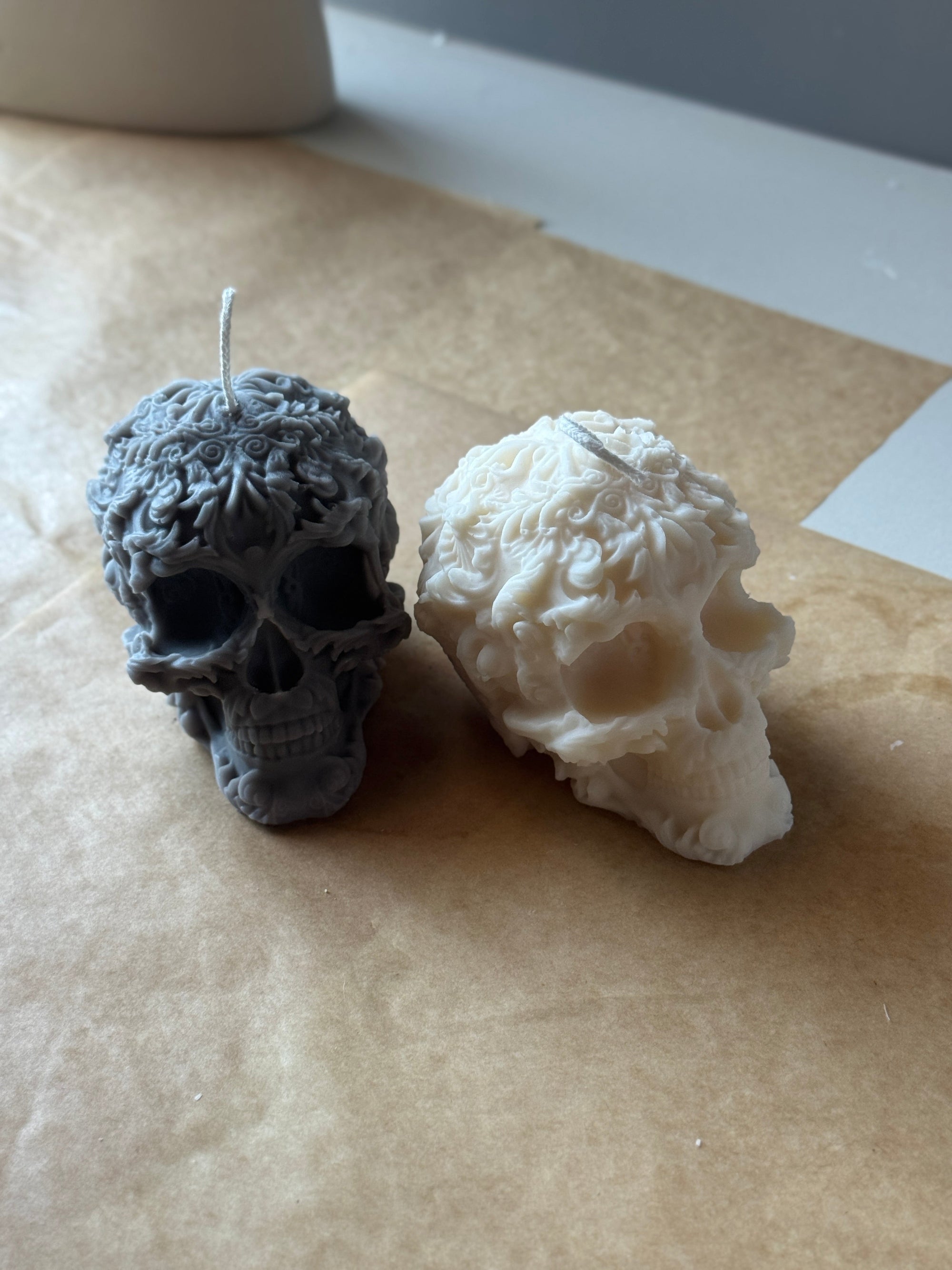 Handmade Skull Candle with Floral Details – Custom Colors & Scents for a Unique Touch