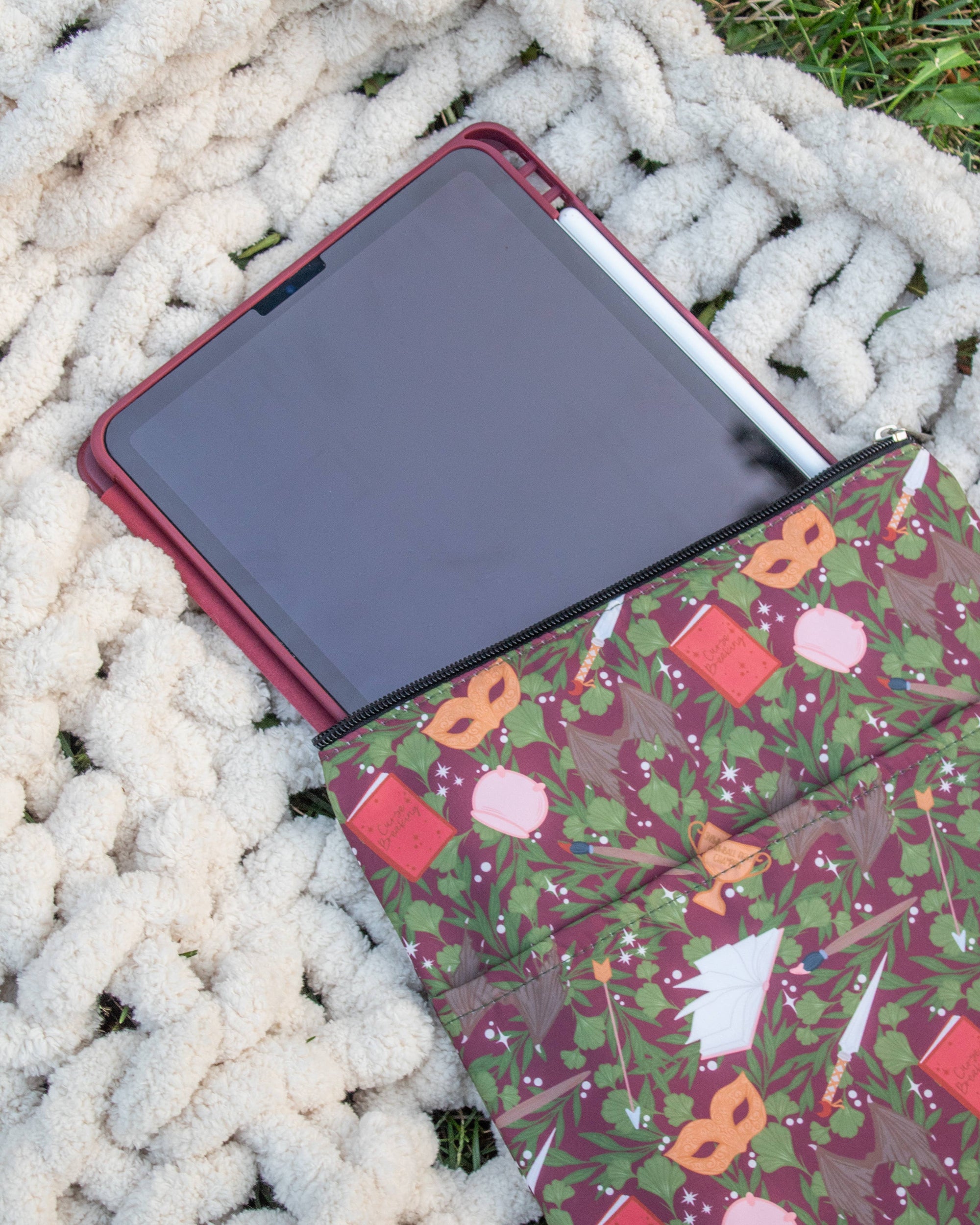 Meaggie Moos - Book / Tablet Sleeve | A Court of Thorns and Roses