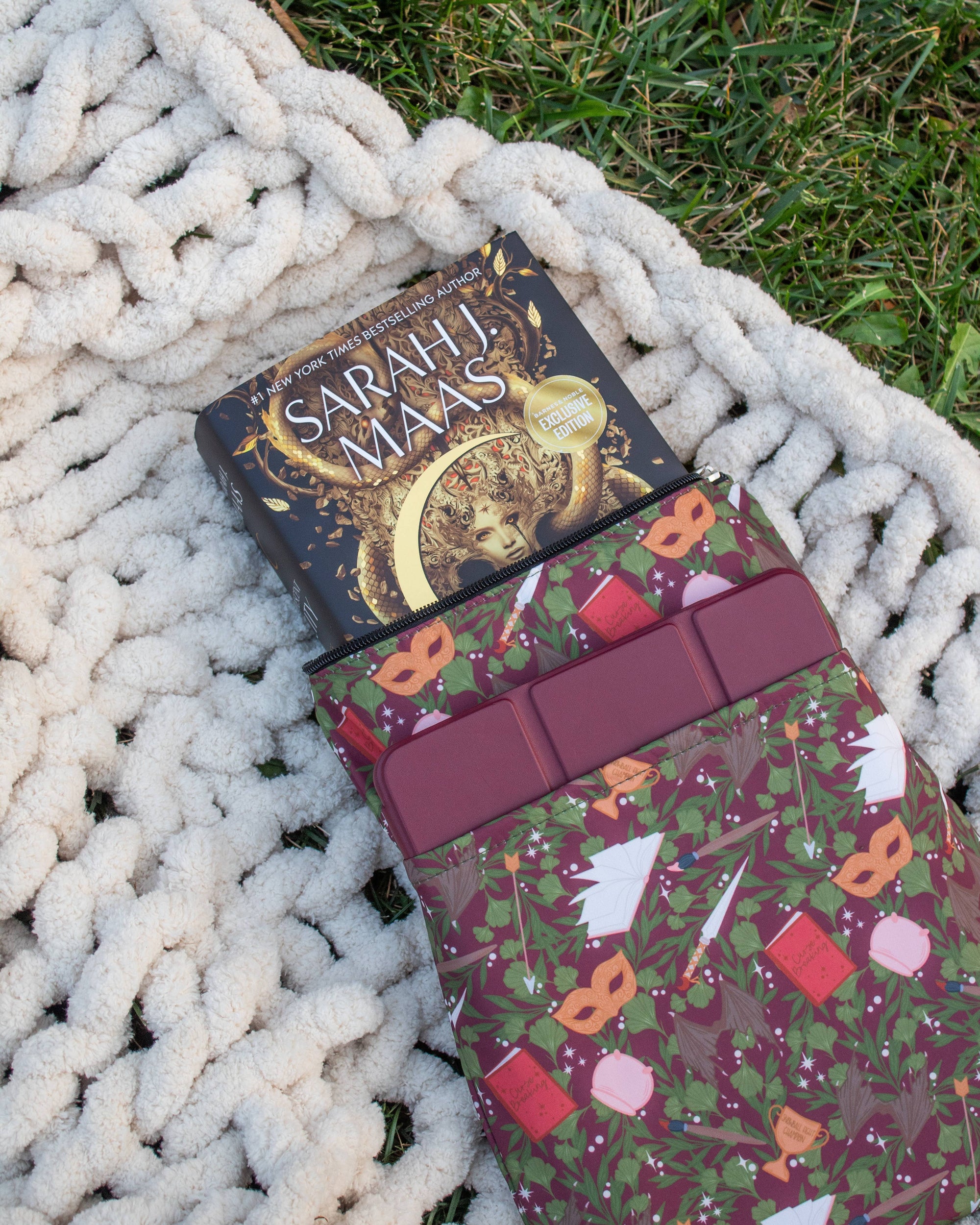 Meaggie Moos - Book / Tablet Sleeve | A Court of Thorns and Roses