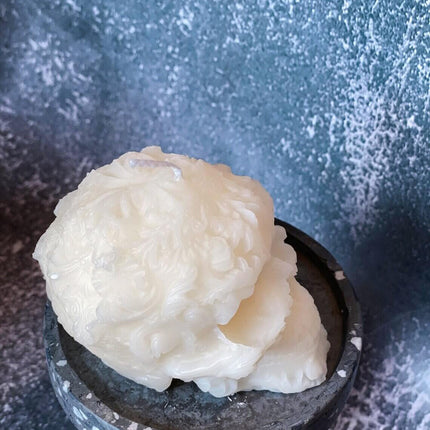 Handmade Skull Candle with Floral Details – Custom Colors & Scents for a Unique Touch